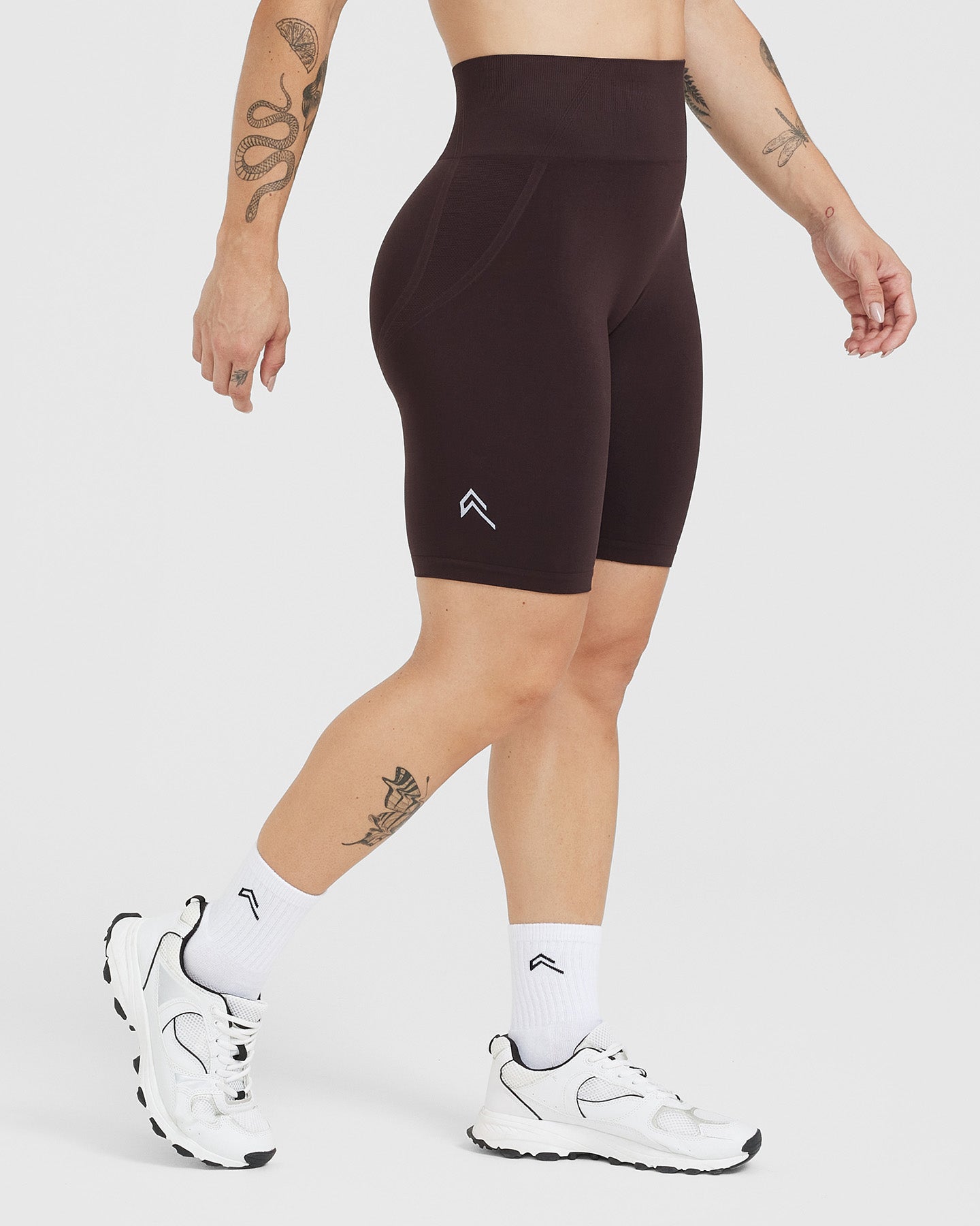Effortless Seamless Cycling Shorts with White Logo | 70% Cocoa