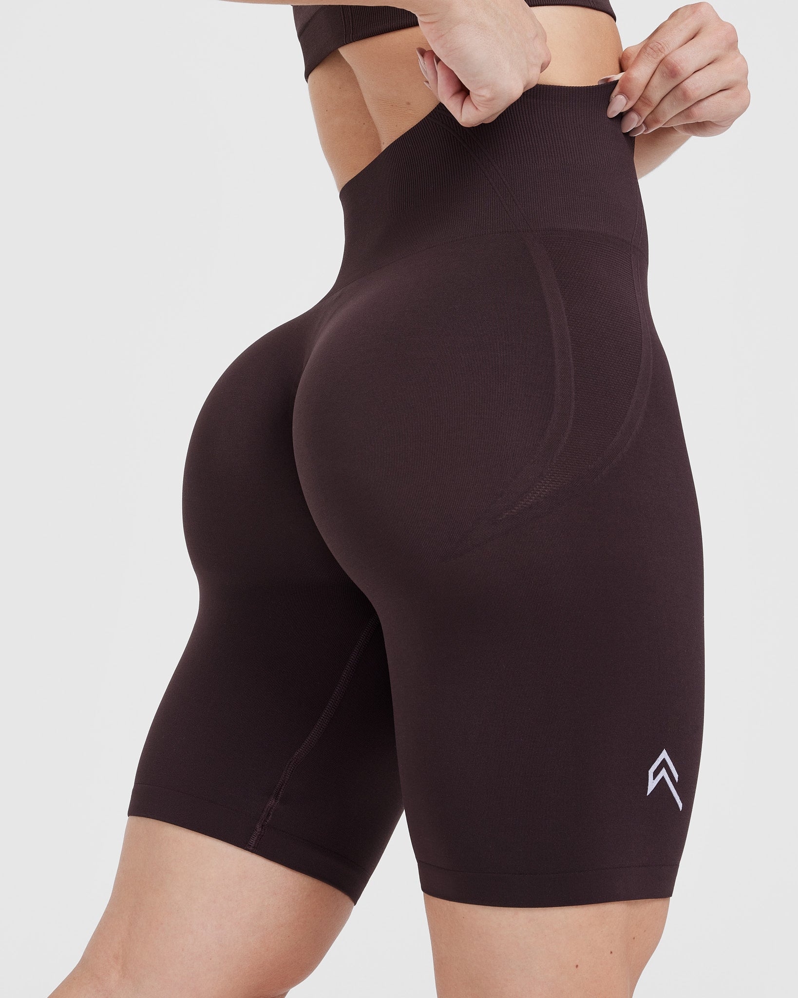 Effortless Seamless Cycling Shorts with White Logo | 70% Cocoa
