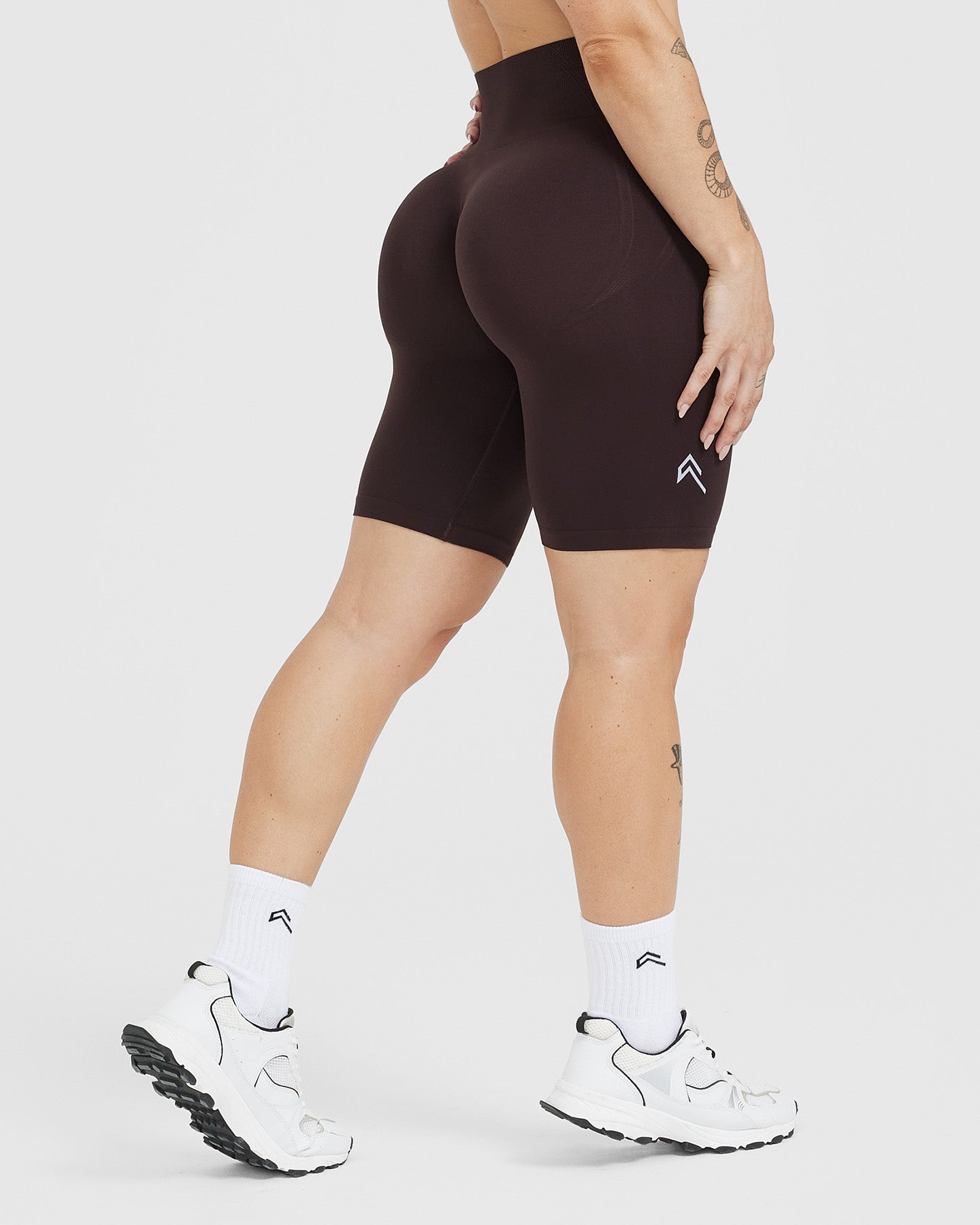 EffortlessLift™ Seamless Cycling Shorts with White Logo | 70% Cocoa
