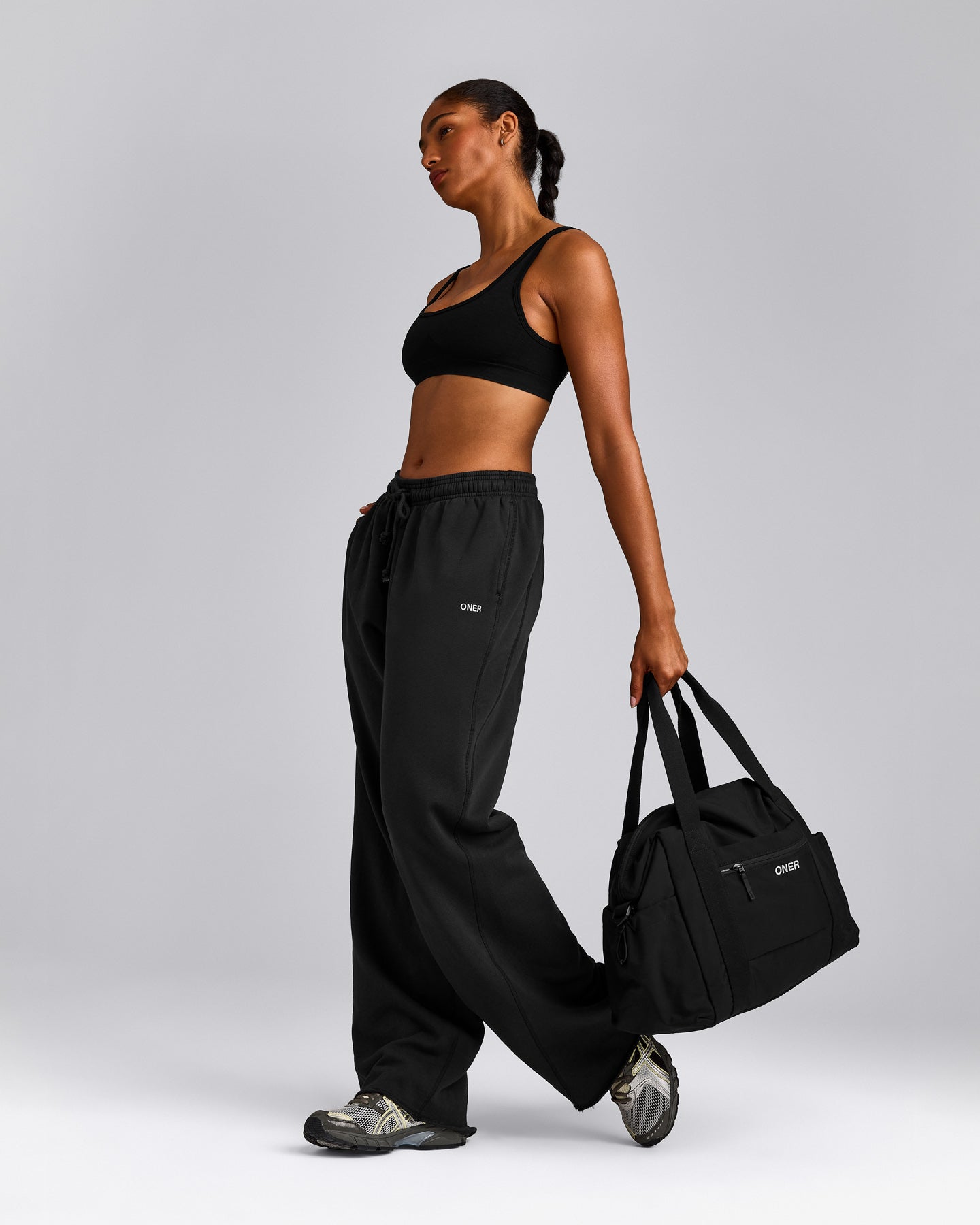 EffortlessLift™ Square Neck Sports Bra with Grey Logo | Black