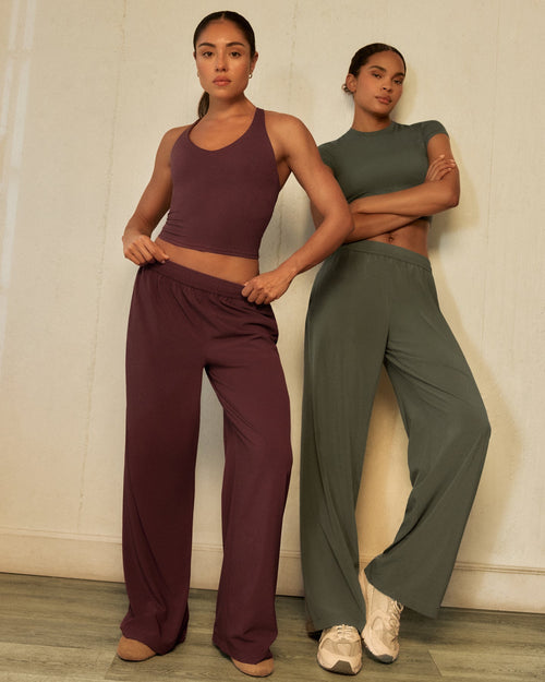AirMove™ Straight Leg Bottoms with Reflective Logo | Velvet Mocha