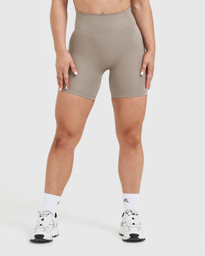 Timeless High Waisted Shorts 6" | Minky