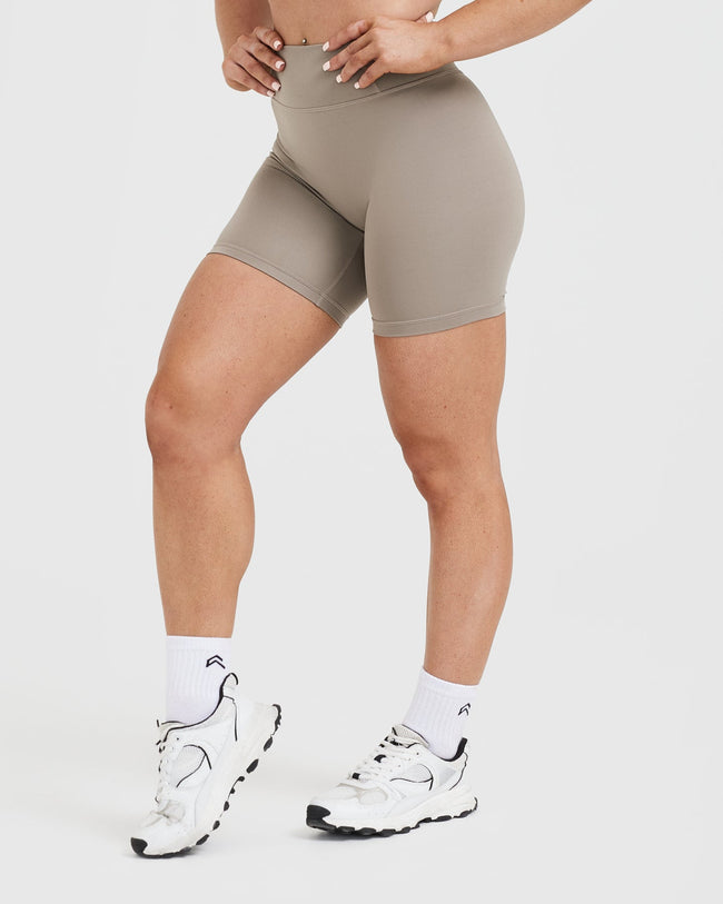 Timeless High Waisted Shorts 6" | Minky