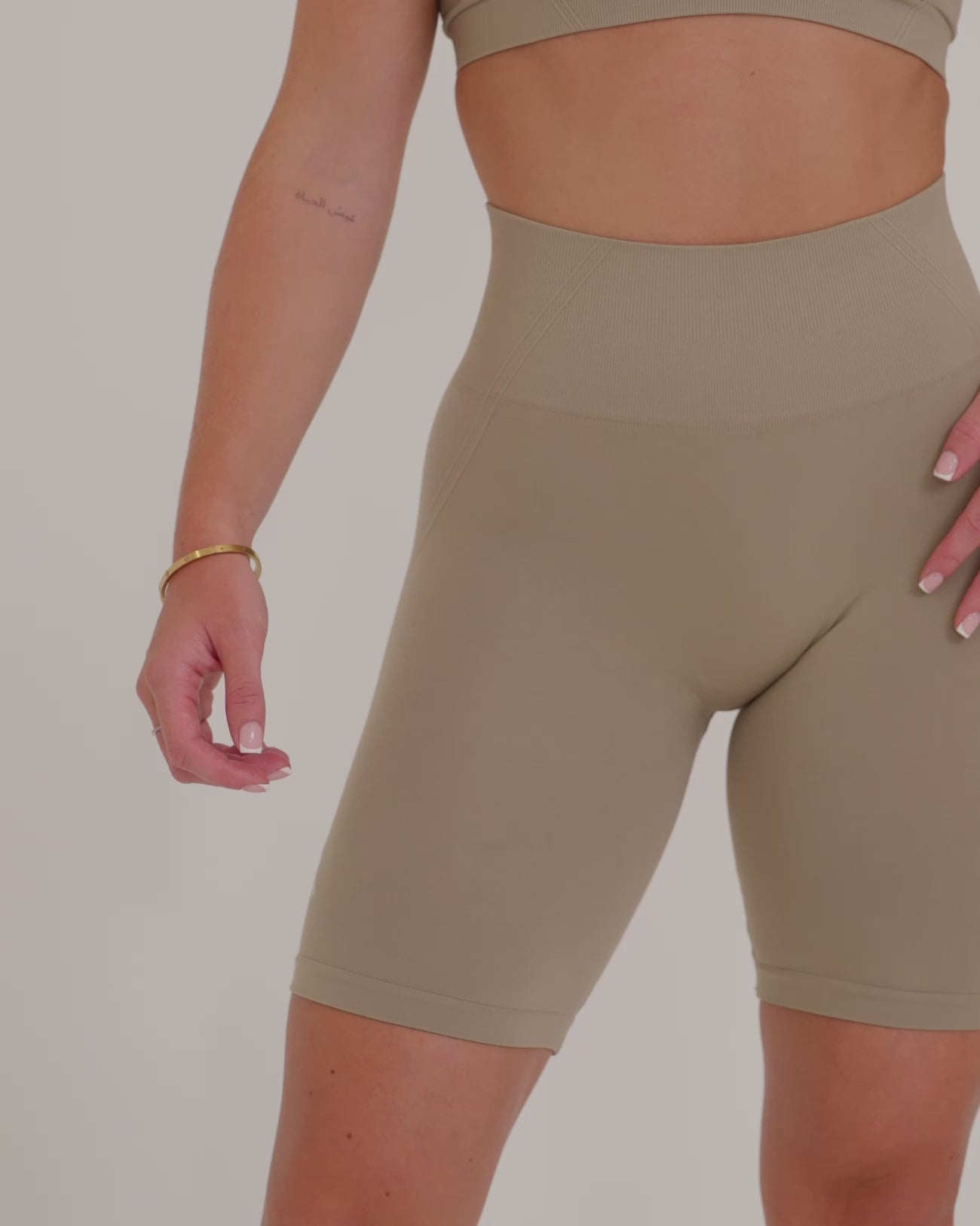 EffortlessLift™ Seamless Cycling Shorts with White Logo | Washed Sandstone