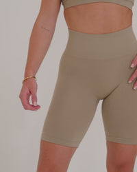EffortlessLift™ Seamless Cycling Shorts with White Logo | Washed Sandstone