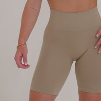 EffortlessLift™ Seamless Cycling Shorts with White Logo | Washed Sandstone