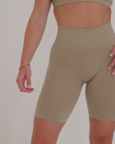 EffortlessLift™ Seamless Cycling Shorts with White Logo | Washed Sandstone