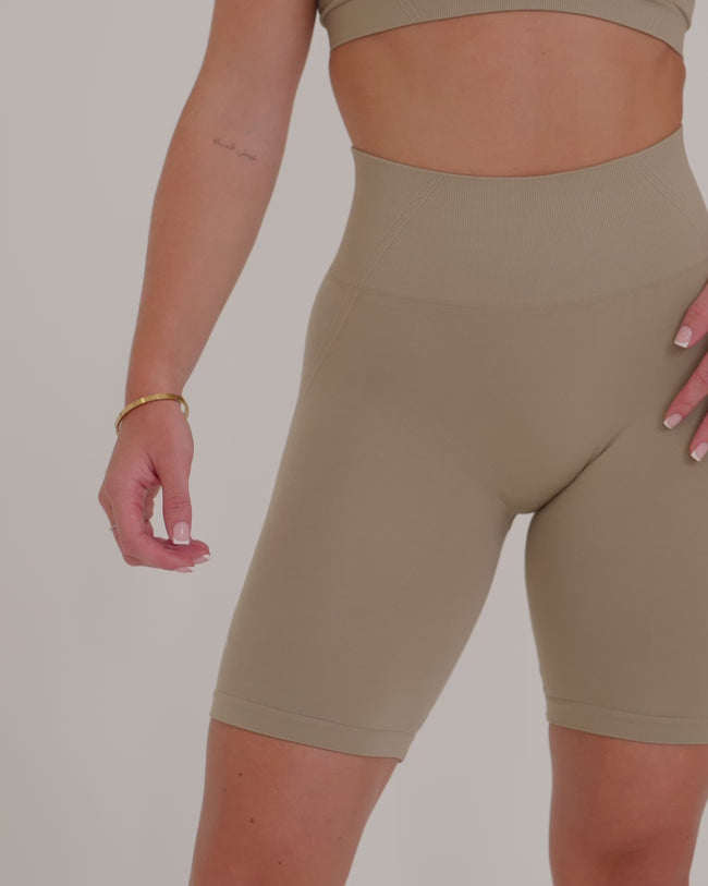 EffortlessLift™ Seamless Cycling Shorts with White Logo | Washed Sandstone